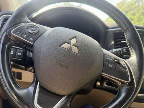 Used 2017 Mitsubishi Outlander SEL AWD/4WD image 19