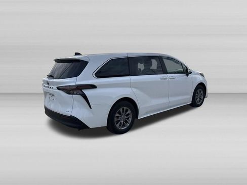 Used 2025 Toyota Sienna LE FWD image 5