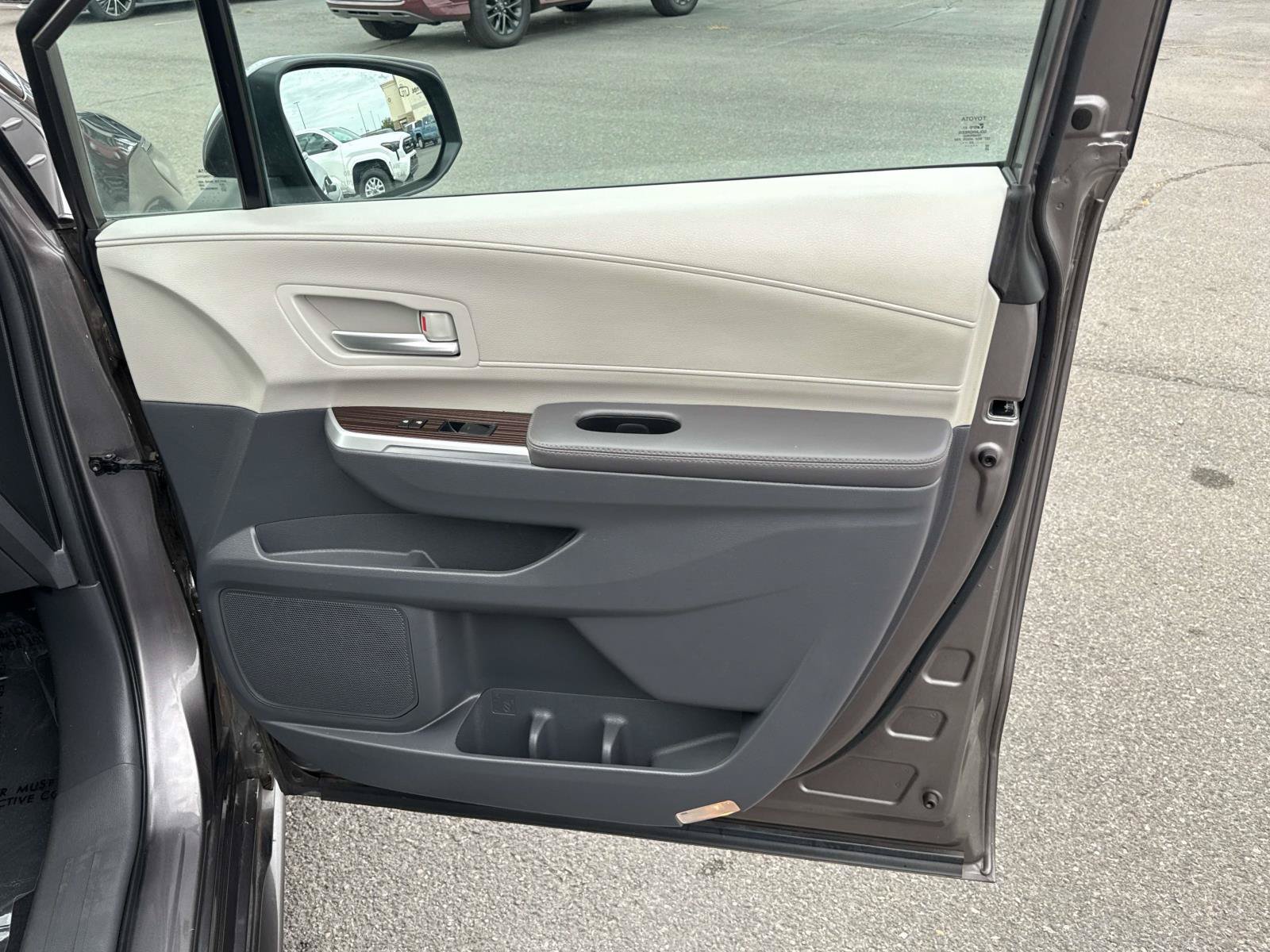 Used 2024 Toyota Sienna XLE FWD image 20