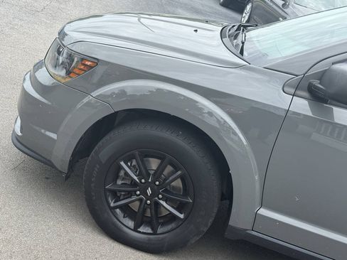 Used 2020 Dodge Journey SE w/ Blacktop Package FWD image 3