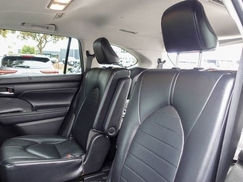 Used 2021 Toyota Highlander XLE image 27