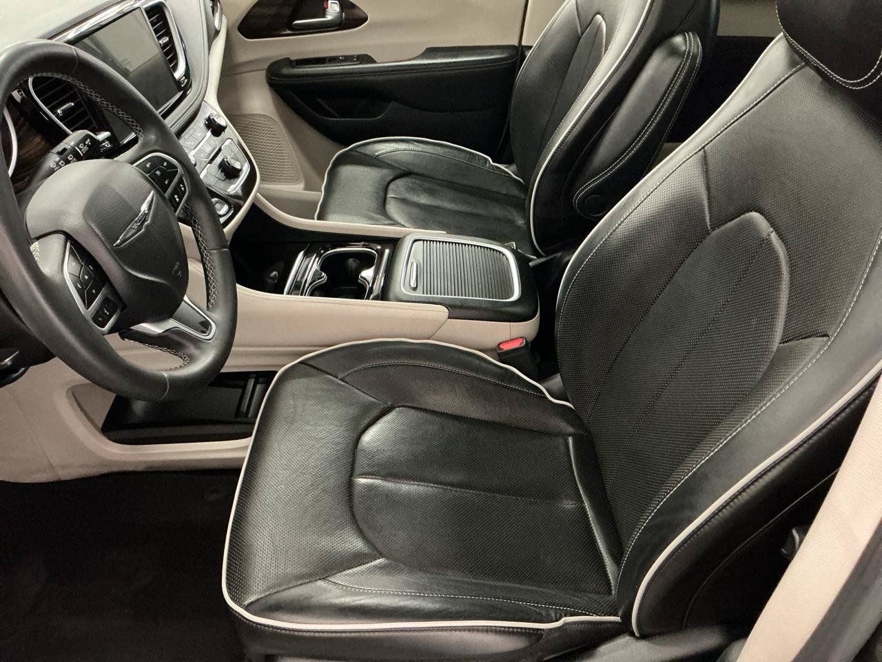 Used 2023 Chrysler Pacifica Limited FWD image 10
