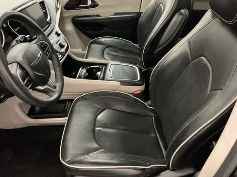 Used 2023 Chrysler Pacifica Limited FWD image 10