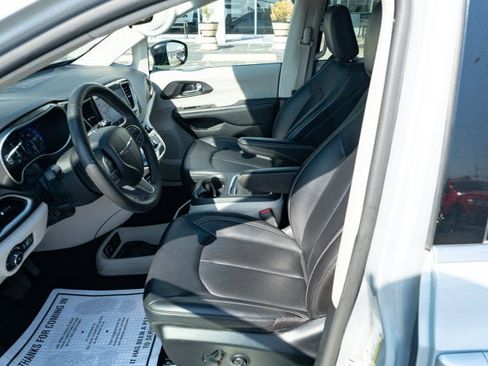 Certified 2024 Chrysler Pacifica Touring-L FWD image 17