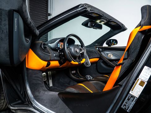 Used 2018 McLaren 570S Spider image 28