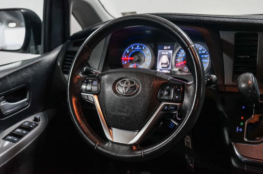 Used 2018 Toyota Sienna SE w/ Carpet Mat Package FWD image 15