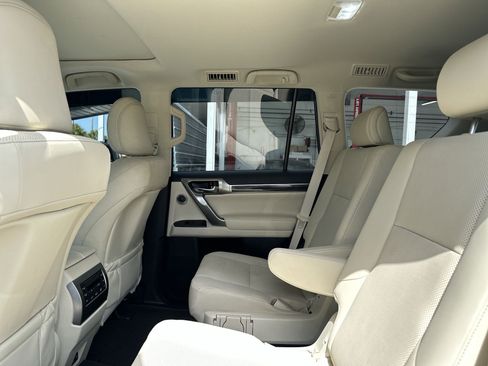 Used 2023 Lexus GX 460 Premium w/ Accessory Package AWD/4WD image 23