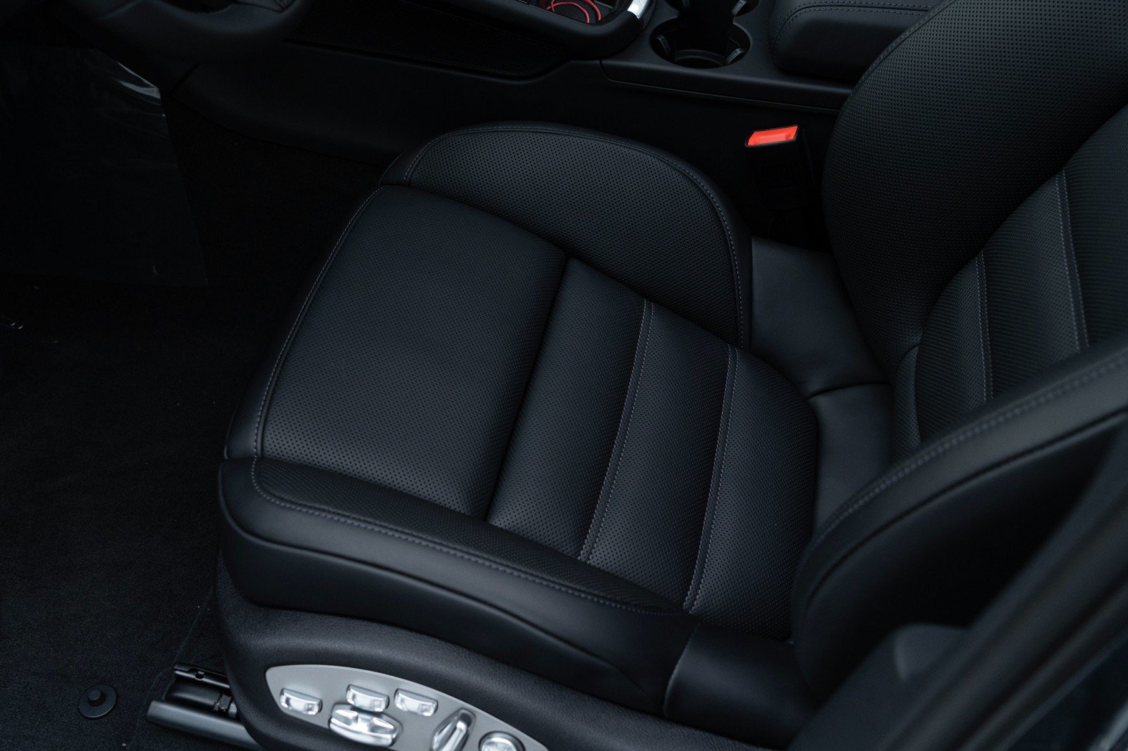 Certified 2025 Porsche Macan Turbo AWD/4WD image 16