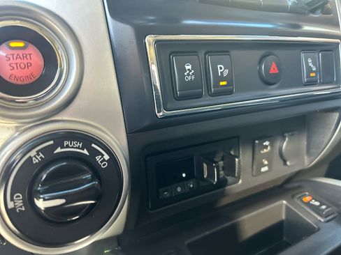 Used 2018 Nissan Titan SV w/ SV Convenience Package image 19