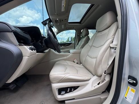 Used 2020 Cadillac Escalade Luxury w/ LPO, Radiant Package AWD/4WD image 10