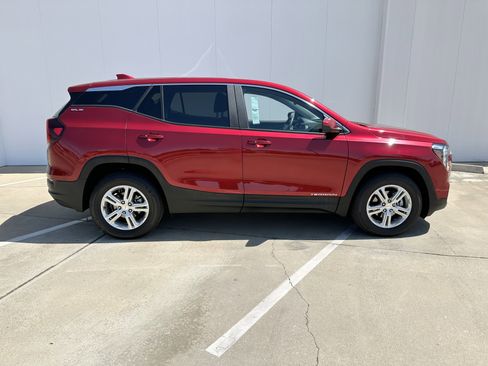 Used 2024 GMC Terrain SLE image 6