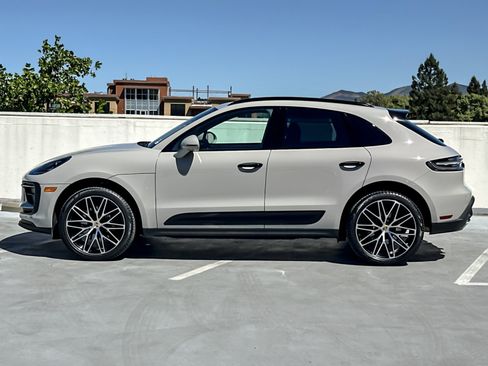 Certified 2025 Porsche Macan image 2