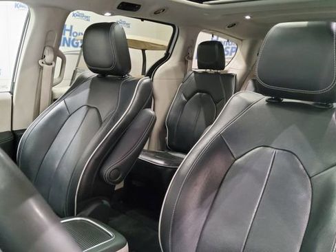 Used 2023 Chrysler Pacifica Limited FWD image 16