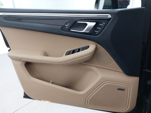 Certified 2023 Porsche Macan AWD/4WD image 29