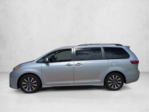 Used 2018 Toyota Sienna Limited FWD image 5