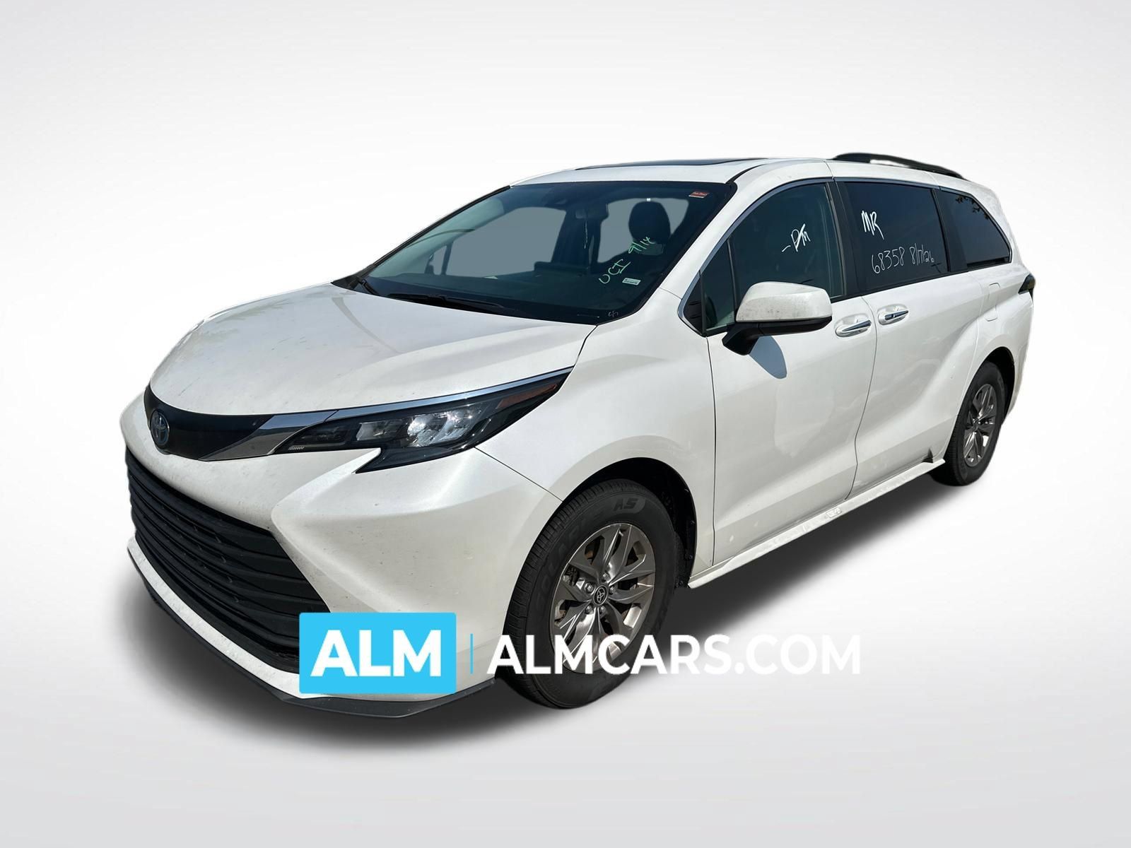 Used 2025 Toyota Sienna XLE FWD image 1