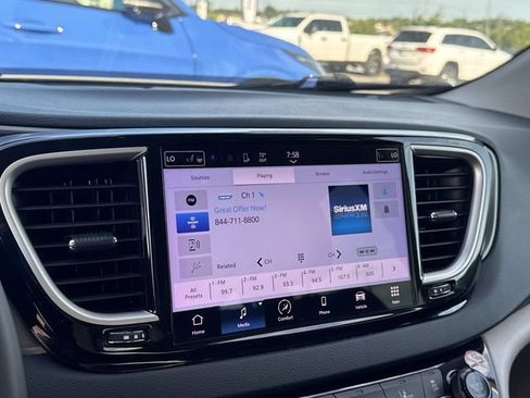 Used 2023 Chrysler Pacifica Touring-L FWD image 18