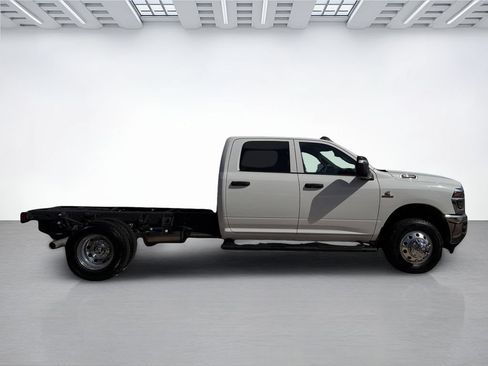 Used 2025 RAM 3500 Tradesman w/ Chrome Appearance Group AWD/4WD image 4
