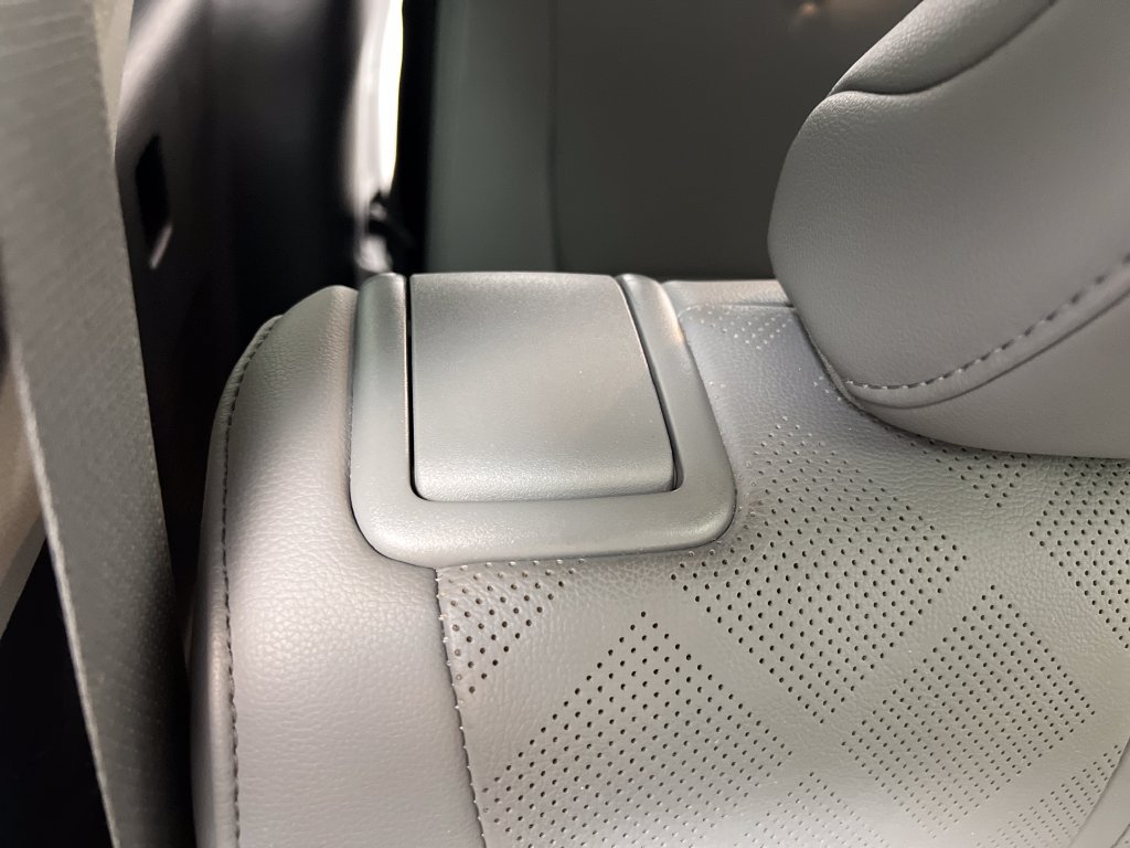 Used 2020 Toyota Highlander Platinum FWD image 30