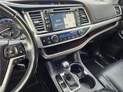 Used 2018 Toyota Highlander XLE image 21