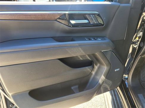 New 2025 Chevrolet Suburban High Country image 11