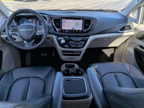 Used 2023 Chrysler Pacifica Touring-L FWD image 2