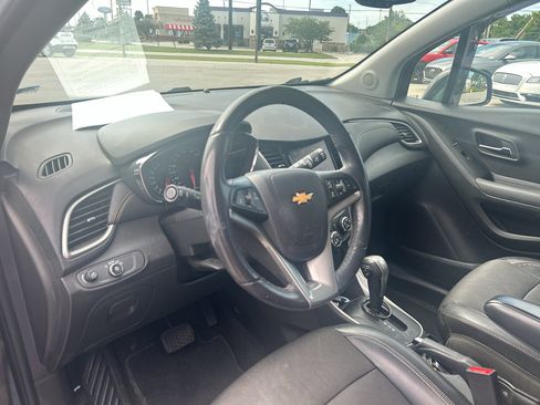 Used 2020 Chevrolet Trax LT w/ LT Convenience Package FWD image 10