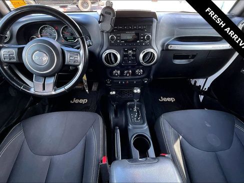 Used 2018 Jeep Wrangler Unlimited Sahara w/ Connectivity Group AWD/4WD image 5