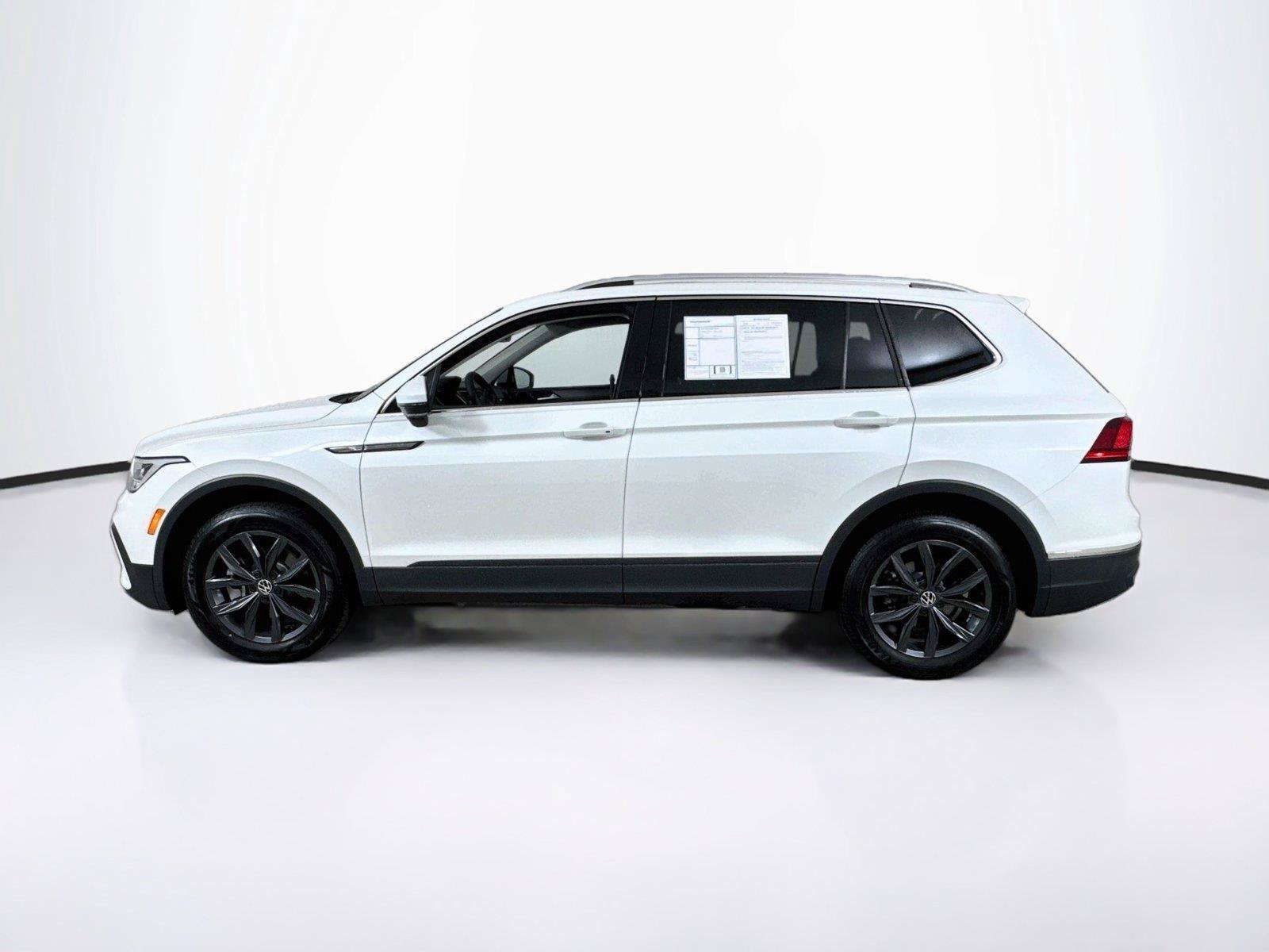 Used 2023 Volkswagen Tiguan SE w/ Panoramic Sunroof Package FWD image 3