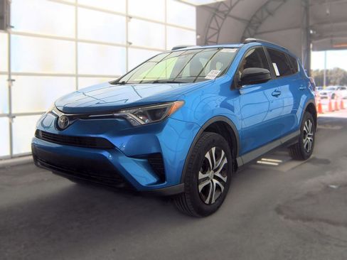 Used 2018 Toyota RAV4 LE FWD image 6