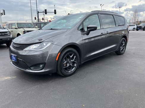 Used 2020 Chrysler Pacifica Touring-L Plus image 3
