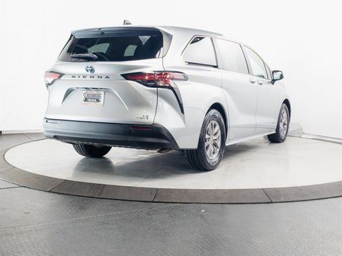 Used 2021 Toyota Sienna LE image 12