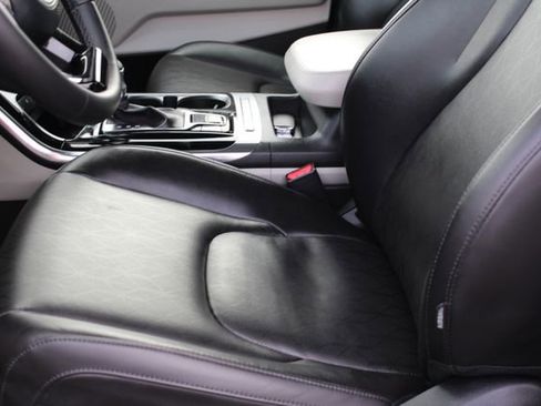 Used 2024 Kia Carnival EX image 32