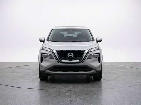 Used 2025 Nissan Rogue SV image 2