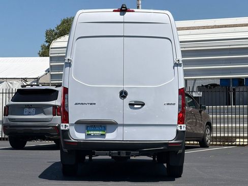 Used 2025 Mercedes-Benz Sprinter 2500 image 4