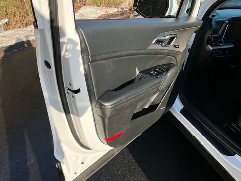 Used 2023 Kia Sportage SX image 11