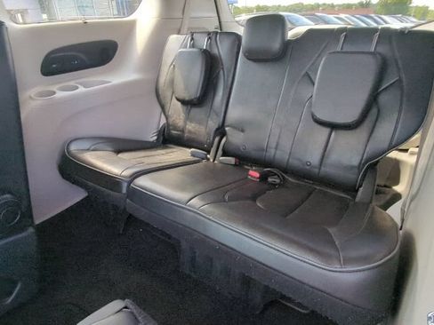 Used 2018 Chrysler Pacifica Limited FWD image 28