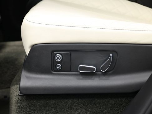 Used 2017 Bentley Bentayga AWD/4WD image 48