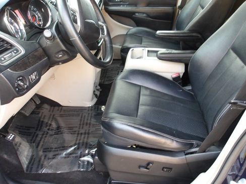 Used 2014 Chrysler Town & Country Touring-L w/ Driver Convenience Group FWD image 7