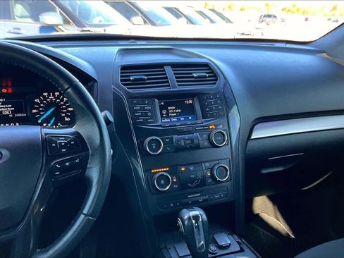 Used 2019 Ford Explorer XLT image 6