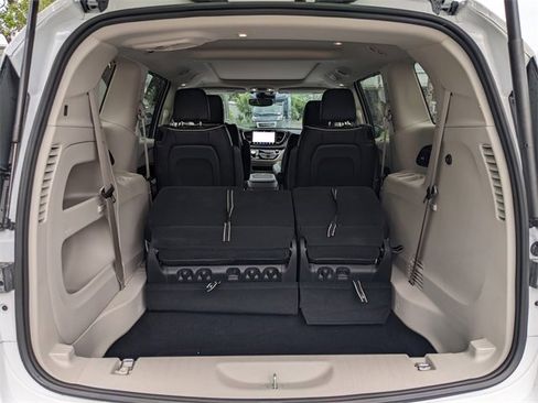 Used 2023 Chrysler Pacifica Limited image 9