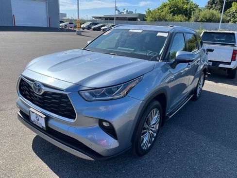 Used 2024 Toyota Highlander Platinum AWD/4WD image 1