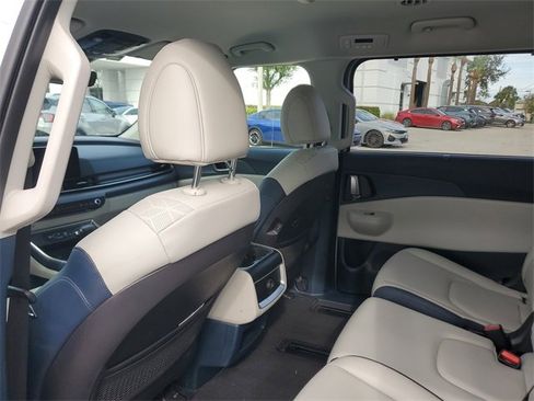 Certified 2025 Kia Carnival EX image 9