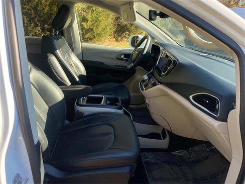 Used 2022 Chrysler Pacifica Touring-L image 31