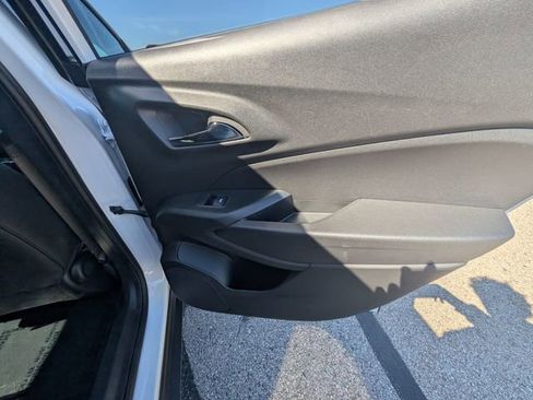 Used 2025 Chevrolet Trax LT w/ LT Convenience Package image 7