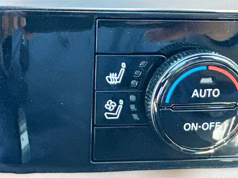 Used 2025 Nissan Pathfinder Platinum image 19