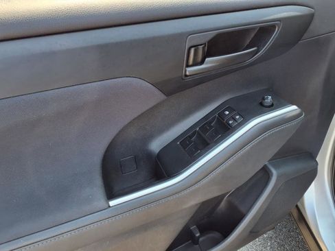 Used 2023 Toyota Highlander LE image 12