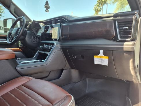 Used 2025 GMC Sierra 2500 Denali Ultimate w/ Max Trailering Package AWD/4WD image 12