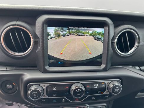 Used 2023 Jeep Wrangler Unlimited Sahara AWD/4WD image 26