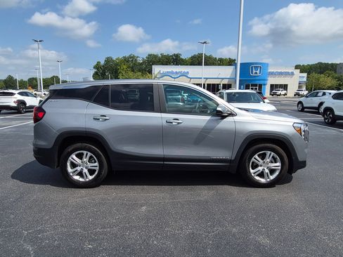 Used 2024 GMC Terrain SLE FWD image 2